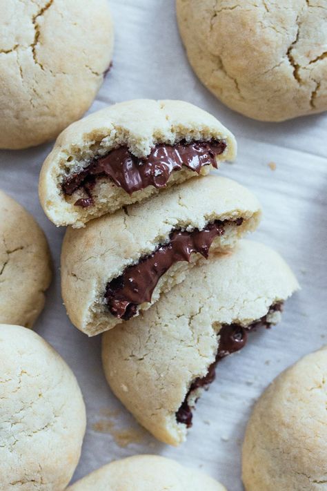 Nutella Stuffed Cookies, Brownie Vegan, Soft Sugar Cookie Recipe, Stuffed Cookies, Chewy Sugar Cookies, Nutella Cookies, Filled Cookies, Soft Sugar Cookies, Nutella Recipes