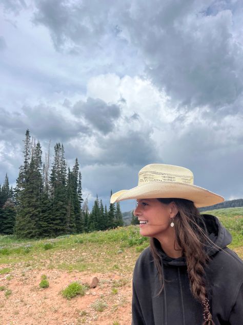 Crunchy Cowgirl Aesthetic, Ranch Hand Aesthetic, Aesthetic Country Pictures, Utah Cowgirl, Cabin Night, California Cowgirl, Cowboy Hat Outfit, Cowboy Hat Summer, Country Hair