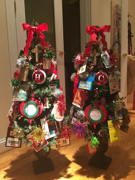 Teacher gift trees with gift certificates we made for Christmas! Christmas Tree Gift Card Display, Gift Card Christmas Tree, Christmas Gift Card Tree, Christmas Tree Gift Card Holder, Christmas Activites, Gift Card Tree, Class Mom, Gift Card Displays, Gift Card Presentation