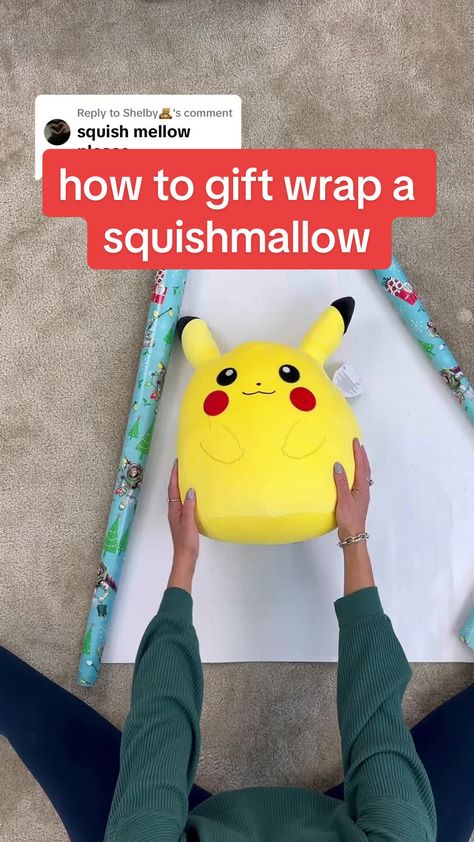 Wrapping Squishmallows, Wrapping A Pillow As A Gift, Pillow Gift Wrapping Ideas, Wrap Blanket Gift, Diy Present Wrapping Ideas, Wrap A Pillow As A Gift, How To Gift Wrap A Squishmallow, Wrapping Sweater Gift, How To Wrap A Blanket For Christmas