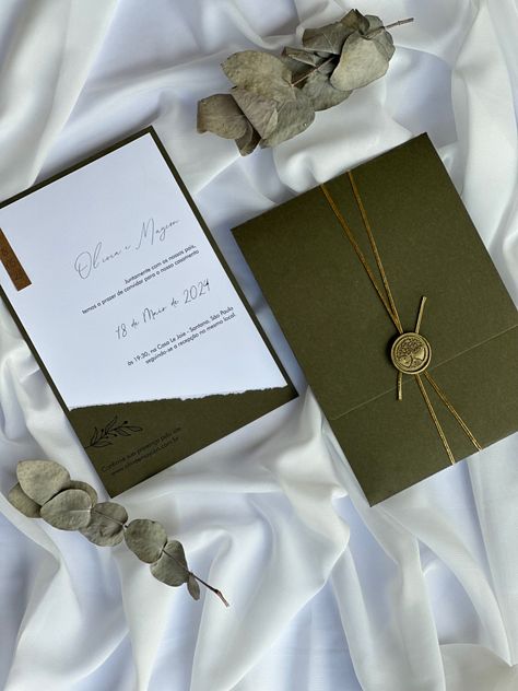 Convite de casamento verde Wedding Invitation Card Design, Green Bridesmaid Dresses, Wedding Mood Board, Invitation Card Design, Wedding Invitation Cards, Intimate Wedding, Future Wedding, Pre Wedding, Wedding Details