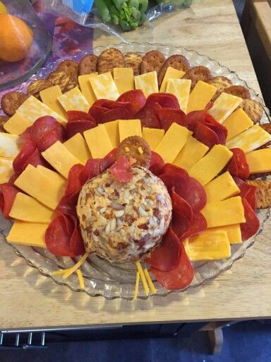 Turkey cheese tray Thanksgiving Cheese Tray, Turkey Cheese Tray, Cheese Tray Ideas, Thanksgiving Platter, Thanksgiving Fruit, Meat And Cheese Tray, Thanksgiving Food Ideas, Thanksgiving Snacks, Holiday Food Ideas