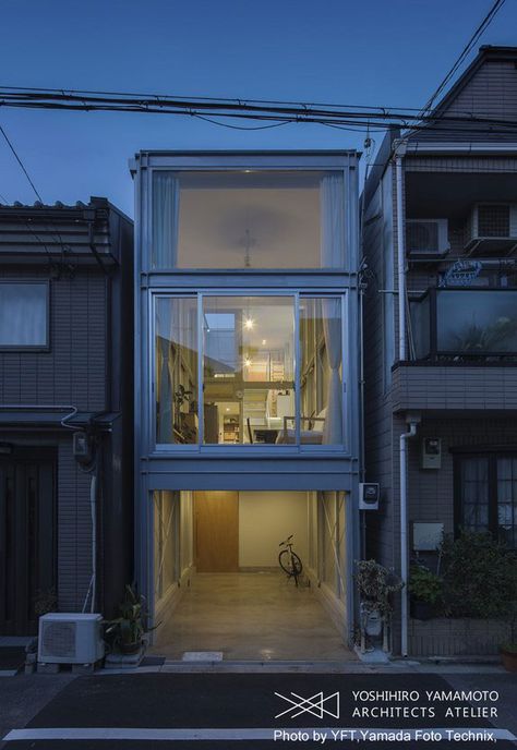 Narrow residential building sites are common in Osaka, Japan. Though the creative design solutions to maximize and empower living spaces displayed here is truly uncommon. Yoshihiro Yamamoto Architects Atelier design of this five level two bedroom modern home makes the site feel abundant. Required to maintain a minimum distance of 17cm from the adjacent homes, … Narrow Building, City Houses, Atelier Design, Narrow House Designs, Narrow Lot House, Compact House, Japanese Architect, Narrow House, Bedroom Modern