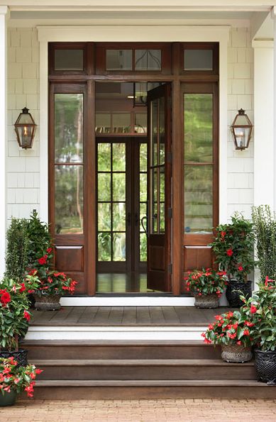 ..beautiful door enhanced by lovely blooming plants... Paris Home, Beautiful Doors, Classic House, Facades, Better Homes And Gardens, Luxury Interior Design, Entry Doors, Traditional House, My Dream Home