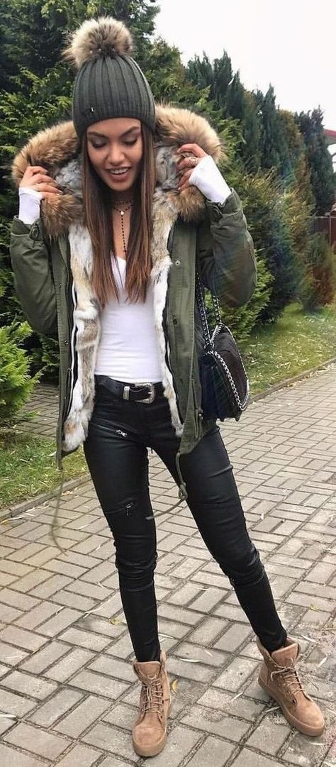 Parkas For Women: Best Outfit Ideas 2019 Rainy Day Outfit For Fall, Parka Outfit, Rainy Day Outfit For Work, Winter Mode Outfits, Perfect Winter Outfit, Simple Outfits For School, Green Parka, Winter Outfits For School, Legging Outfits