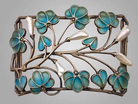 Plaque de cou by LEVINGER & BISSINGER, Germany, ca. 1900 - Tadema Gallery Plique A Jour, Crochet Button, Bijoux Art Nouveau, Outline Design, Tooth Gem, Beautiful Objects, 1928 Jewelry, Art Nouveau Design, Art Nouveau Jewelry