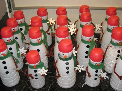 These Snow people were made from empty Coffeemate containers and a few trims and pip cleaners.  Super easy. Great little table decos. Morning Gift Basket, Coffee Creamer Container Crafts, Coffee Creamer Crafts, Christmas Coffee Station, Coffee Creamer Bottle Crafts, Diy Bar Ideas, Creamer Bottles, Christmas Food Crafts, Snow People