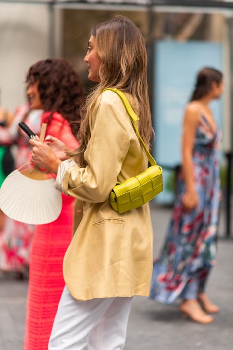 New York Fashion Week Street Style from September 2021 - Karya Schanilec Photography Street Fashion Outfits, Green Shoulder Bag, 2020 Street Style, Street Style Fall Outfits, New York Fashion Week Street Style, Nyc Street Style, Nyfw Street Style, Nyc Photography, Street Style Trends