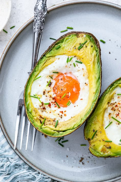 This quick and easy baked avocado egg recipe is perfect for breakfast or snacking. It's low in carbs and sugar and loaded with protein, healthy fats and fiber! Avocado And Egg Recipes, Things To Do With Avocado, Recipes With Avocado Healthy, Eggs Avocado Breakfast, Avacodo Recipe Idea Healthy, Avocado With Egg, Egg And Avocado Breakfast, Egg In Avocado, Baked Avocado Egg