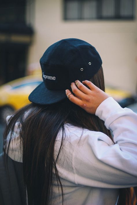 *** Supreme girl Snapback Outfit Women, Snapback Outfit, Supreme Girls, Supreme Hat, Ginger Black, Boyfriend Outfit, Skateboard Girl, Daily Outfit Inspiration, Skate Style