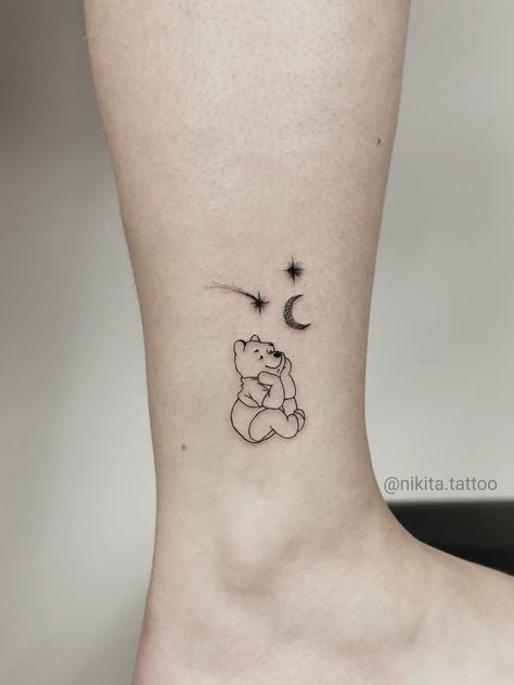 Mom Daughter Line Tattoo, Aunt Tattoo For Niece, Small Line Work Tattoos For Women, ကာတွန်း Tattoo, Winnie The Pooh Matching Tattoos, Small Matching Tattoos For Family, Roo Tattoos, Winnie The Pooh And Piglet Tattoo, Tattoos For Aunts