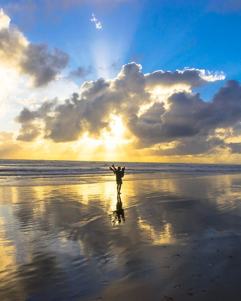 Bethells Beach, New Zealand. Guide in link attached! Bethells Beach, Abaya Store, Beach New Zealand, Beach Walk, Us Travel, All The Best, Trekking, New Zealand, Travel Photography