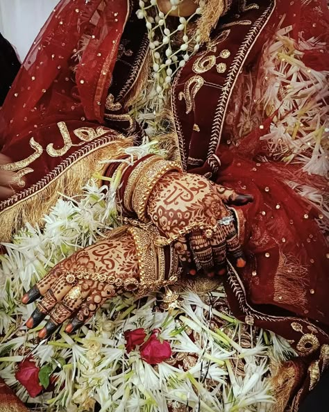 Engagement Muslim Bride, Engagement Muslim, Engagement Hand, Me Cover Instagram Highlight, Bridal Mehandi, Henna Wedding, Simple Bride, Engagement Bride, Engagement Mehndi Designs