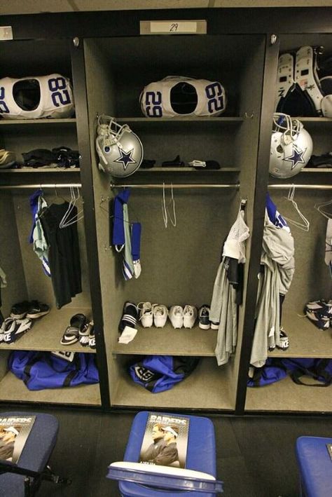 Lockers Nfl Locker Room, Football Locker Room, Baseball Bedroom Decor, Football Room, Football Rooms, Baseball Bedroom, Cowboys Stadium, Gear Room, Football Flag