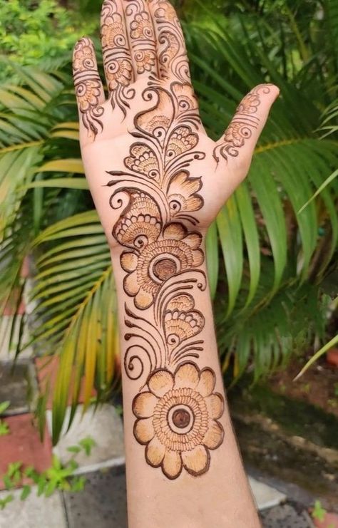 Mehandi For Right Hand, Arbic Mendhi Design 2024, Arabic Designs Mehndi Simple, Simple Mehndi Designs For Palm, Front Palm Mehndi Designs Simple, Arbi Mehndi Design, Cone Designs For Hands, Mehandhi Designs, Latest Arabic Mehndi Designs