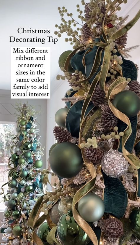 Green Christmas Tree Decorations, Christmas Tree Decorations Ribbon, Elegant Christmas Tree Decorations, Christmas Tree Inspo, Christmas Tree Decorated, Garland Ideas, Christmas Tree Decorating Themes, Elegant Christmas Trees, Christmas Themes Decorations