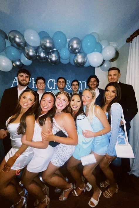 Tiffany And Co Party, Sorority Date Party, Night Time Photos, City Girl Aesthetic, Night Out Club, Tiffany Party, Tiffany Blue Wedding, Club Aesthetic, Spring Formal