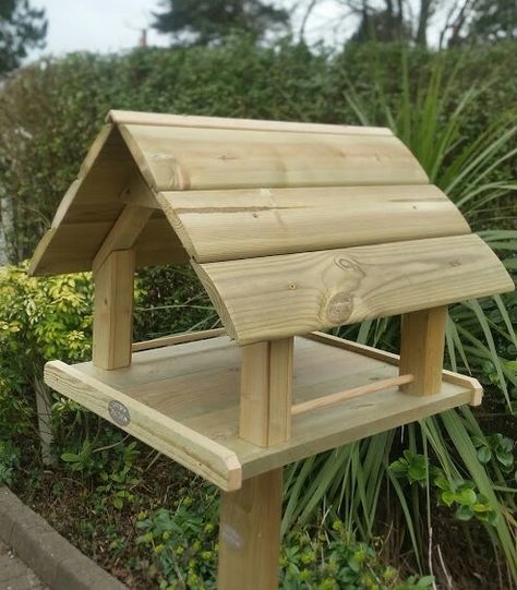 Bird Feeder Station, Wood Bird Feeder, Bird Feeder Plans, Wooden Bird Feeders, Bird Table, Bird Tables, Bird Houses Ideas Diy, Homemade Bird Feeders, Bird House Feeder