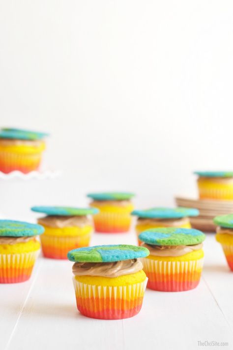 Cupcakes that look like earth. Layered Earth for science class... inner core, outer core, mantle, crust planet earth cupcakes for Earth Day! Earth Layers Project, Brown Food Coloring, Cute Earth, Layers Of The Earth, Earth Layers, Outer Core, Orange Food Coloring, Ice Cream Day, Edible Crafts