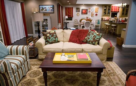 Modern Family: The Dunphys' cozy great room. Modern Family House, Modern Family Rooms, Family Room Walls, Cute Furniture, Family Room Decorating, Modern Family, Sherwin Williams, Living Room Sets, Great Rooms