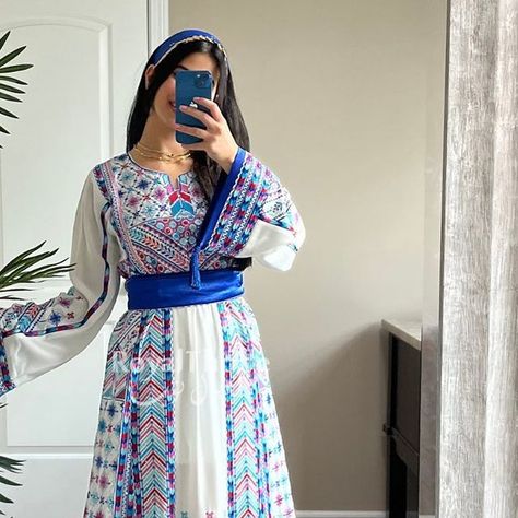 Dana Aljamal (𝗥𝗼𝘆𝗮𝗹𝗧𝗵𝗼𝗯𝗲) on Instagram: "New White/Blue #thobe 🤍💙#modern #henna #hennaparty . Reversible Embroidered Matching #tatreez Belt & Satin Blue 💙 . full embroidered long sleeves😍 . Click on ‘View Product’ For Link + Price🏷️ 👇🏼😍 . #palestinian #jordanian #palestinianthobe #tatreez #royalthobe #culture #hennaparty #hennanight #hennathobe #bridalthobe #thoub #saya #modesty #malakthobe" Thobes For Women, Pretty Fits, Stylish Outfits Casual, Modern Henna, Latest Dress Design, Henna Party, Outfits Girl, Designer Dresses Casual, Lebanon