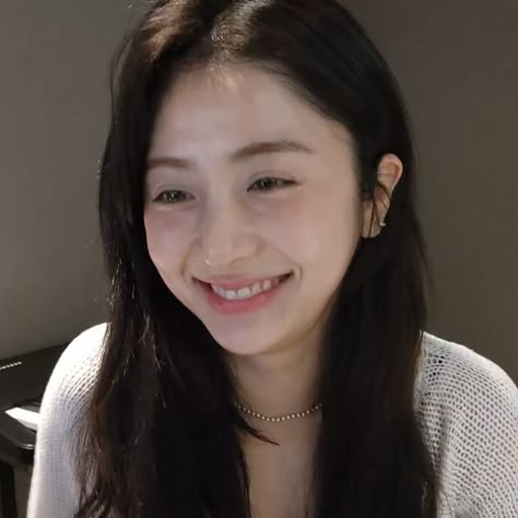 Yunjin Smile, Yunjin Lq, Lq Pfp, Lesserafim Yunjin, Yunjin Icon, Smile Icon, Huh Yunjin, Im Going Crazy, Pretty Makeup