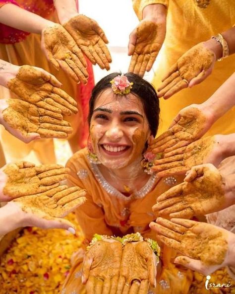 Our Favourite Haldi Photos Of All Times! Hindu Haldi Ceremony, Mehendi Ceremony Aesthetic, Haldi Aesthetic Photos, Haldi Pic, Haldi Pics, Haldi Photography Ideas, Haldi Photos, Haldi Photography, Haldi Poses For Bride