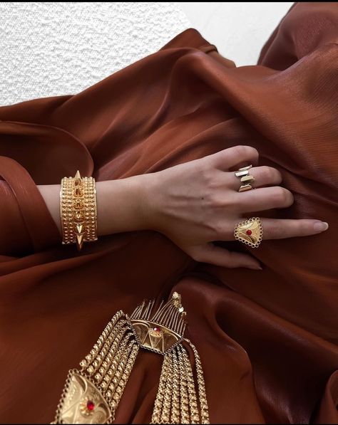 Khaleeji Jewellery, Ramadhan Photoshoot, Goals Motivation Quotes, Millionaire Affirmations, Henna Jewelry, Business Makeup, Dubai Summer, Arabic Necklace, Brow Styling