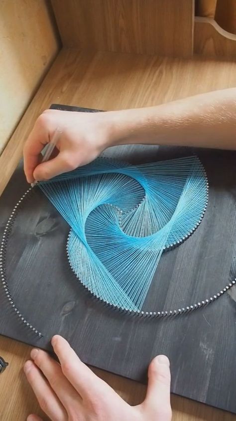 Handicrafts Ideas, 3d String Art, Feng Shui Room, Spiral Mandala, فن الرسم بالمسامير, Cincin Diy, Pola Macrame, String Wall Art, Mandala Wall Hanging