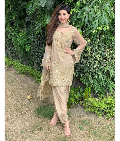 Pakistani Formal Dresses Simple, Urwa Hocane, Pakistani Formal Dresses, Display Pictures, Eid Outfits, Simple Kurta Designs, Pakistani Fashion Casual, Punjabi Dress, Pakistani Dresses Casual