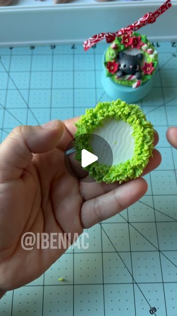 Ibenia on Instagram: "Christmas Wreath ornament base tutorial. I am so happy to show you the evolution of the clay wreath. 🎄Tools used: 1. Comb for attaching clay to the wood base and first texture 2. DIY texture tool for breaking up the comb markings 3. Little scissors for adding volume 🌲Materials: cold porcelain - air dry clay and 2” wood disc Looks good so far, now to wait and let it air dry so I can decorate it! ♥️✨😸 hope you can try it out. . Follow for clay tutorials and sculpting tips. . #ibeniac #porcelanafria #coldporcelain #claymodel #porcellanafredda #biscuit #polymerclay #airdryclay #diy #caketopper #clayart #biscuit #clayfigurine #tutorial #clayartwork #clayartist#toymodel #arttoy #handmade #ceramicafria #fondant #pastaflexible #coldporcelainclay #artistoninstagr Polymer Clay Wreath, Clay Wreath, Sculpting Tips, Base Tutorial, Texture Tools, Wreath Ornament, Clay Christmas, Wood Disc, Christmas Wreaths To Make