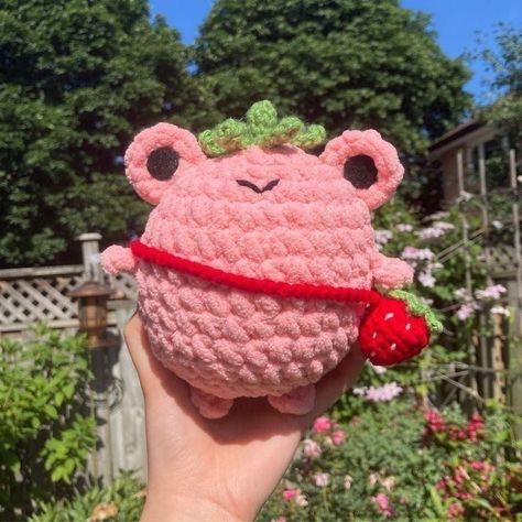 these images are for crochet patterns and these images are for crochet gifts Easy Crochet Animals, Crochet Strawberry, Crochet Frog, Crochet Cow, Kawaii Crochet, Beginner Crochet Projects, Quick Crochet, Fun Crochet Projects, Crochet Diy