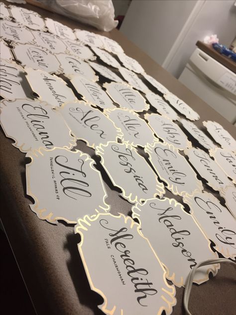 Semi-fancy name tags! Perfect for sorority recruitment, baby and bridal showers, and more! Sorority Name Tags Recruitment, Sorority Party Decorations, Bridal Shower Name Tags, Recruitment Rooms, Recruitment Name Tags, Sorority Name Tags, Name Tags Ideas, Recruitment Decorations, Baby Shower Badge