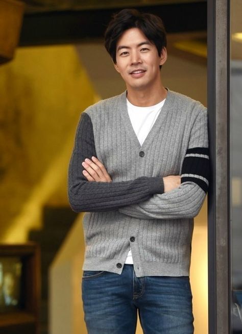 Lee Sang-yoon: On becoming a grade-schooler, dancing for his craft, and the power of hair » Dramabeans Korean drama recaps Lee Sang Yoon, Lee Sang, Asian Film, Lee Sung, Korean Entertainment, Korean Men, Asian Actors, Romantic Comedy, Asian Boys