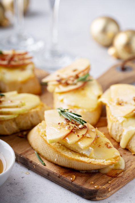 Apple Crostini, Classy Appetizers, Wedding Ideas 2024, Vegetarian Party, Vegetarian Party Food, Crostini Appetizers, Gluten Free Puff Pastry, Crostini Recipes, Holiday Appetizers