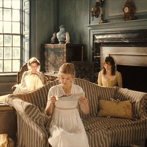 Pride and Prejudice Pride & Prejudice Movie, Pride And Prejudice 2005, Romantic Academia, Still Frame, Elizabeth Bennet, Rosamund Pike, Matthew Macfadyen, Gone Girl, Keira Knightley