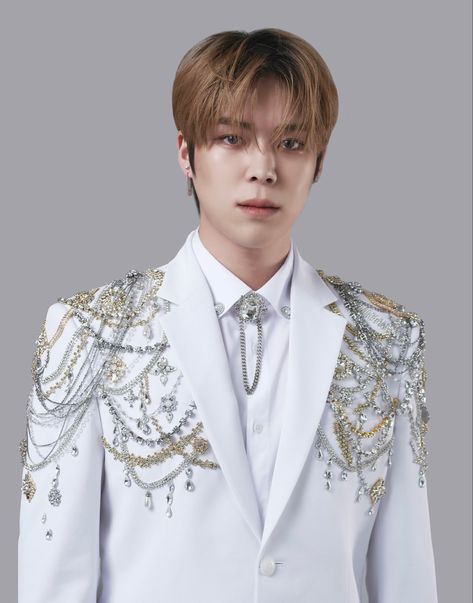 Men Prom Outfit, Chain Outfit, Royal Costume, Silver King, Prom Suits For Men, Outfit Kpop, Silver Outfits, Men Outerwear, Male Celebrity