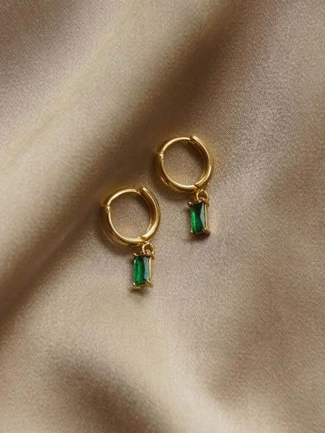 Green Gold Earrings, Emerald And Gold Jewelry, Emerald Jewelry Aesthetic, Green Jewelry Aesthetic, Green And Gold Prom, Slytherin Lookbook, Rush Nails, Emerald Gold Jewelry, Green And Gold Jewelry