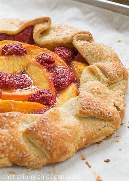 Raspberry Galette, Peach Tart Recipes, Rustic Dessert, Peach Raspberry, Peach Tart, Fruity Cake, Galette Recipe, Raspberry Pie, Impressive Desserts