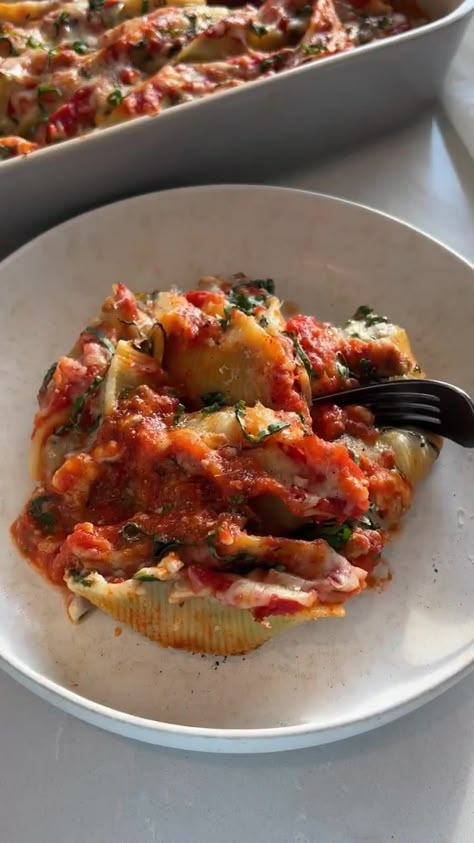 High Protein Stuffed Shells | Munchin' With Maddie High Protein Stuffed Shells, Ground Turkey Spinach, Spinach And Cottage Cheese, Turkey Spinach, Meal Prep Meals, Jumbo Pasta Shells, Cheese Stuffed Shells, Low Calorie Dinners, Prep Meals