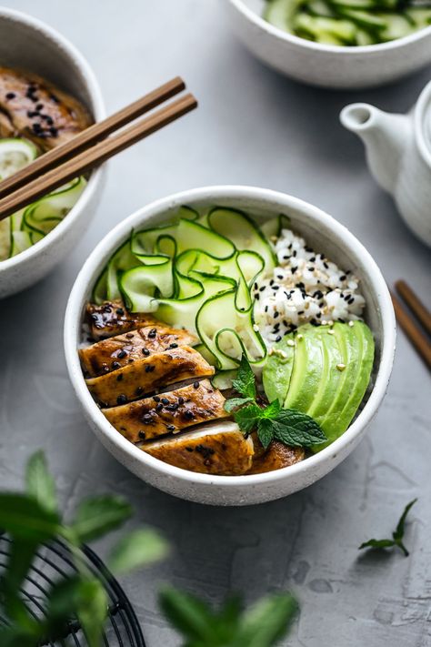 Teriyaki chicken bowl - pollo teriyaki con riso, avocado e insalata di cetrioli - La Petite Xuyen #HealthTips #Healthy #Delicious #Nutritious #Ideas #Body #Your #Meal #and #Nourish Teriyaki Chicken Sushi Bowl, Sushi Bowl Chicken, Poke Bowl Chicken, Chicken Sushi Bowl, Pollo Bowl, Chicken Avocado Bowl, Lunch Bowl Ideas, Healthy Food Bowls, Healthy Rice Bowl