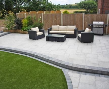 Garden Patio Ideas, Outdoor Patio Pavers, Small Yard Landscaping, Raised Patio, Patio Pavers Design, Concrete Patios, Garden Paving, Budget Garden, Patio Garden Design