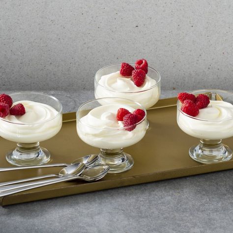 Dessert In Champagne Glasses, Wine Glass Desserts, Champagne Mousse, Mousse Shooters, Champagne Desserts, Champagne Recipes, Grammys Party, Work Desserts, Cherry Mousse