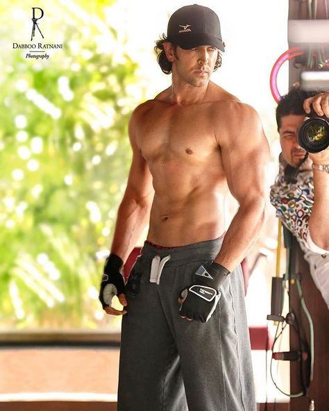 Indian Heroes, Hrithik Roshan Hairstyle, Demi God, 남자 몸, School Jokes, Hot Asian Men, Indian Film, Fitness Inspiration Body, Hrithik Roshan