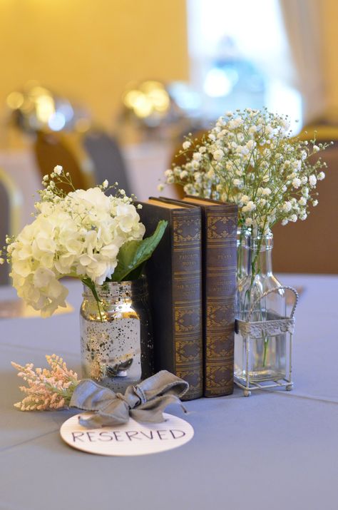 Book Centrepiece Wedding, Centerpieces Books, Vintage Book Centerpiece, Greenery Wedding Centerpieces, Vintage Wedding Centerpieces, Book Centerpieces, Book Themed Party, Blue Centerpieces, Farewell Party