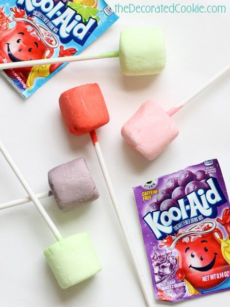 Kool Aid marshmallow pops New Food Videos, Marshmallow Pops Recipe, Dipped Marshmallows, Easter Marshmallow, Marshmallow Dip, Chocolate Covered Marshmallows, Marshmallow Treats, Kid Desserts, Kids Treat