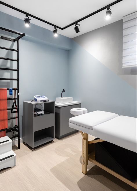 Sports Therapy Room, Physiotherapy Clinic Design, Physio Clinic Interior Design, Physiotherapy Room, Hospital Decoration, Waiting Room Decor, Chiropractic Office Design, Massage Room Design, Doctor Office Design