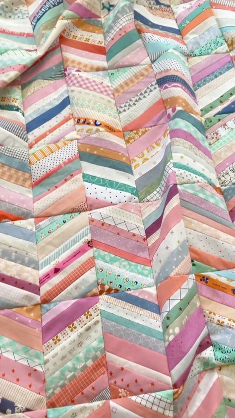 This light and bright scrappy string quilt from Emily Dennis of quiltylove.com is amazing!!  This is the perfect way to use up fabric scraps! Quilt Patterns Scrap Fabric, Scrap Buster Quilts, Quilty Love, Scrap Quilting, Quilt Board, Newsprint Paper, Sewing Quilts, Bright Quilts, String Quilt