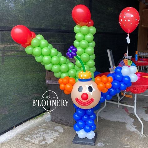 Clown Balloon Column, Carnival Balloon Decorations, Circus Balloon Arch, Clown Theme Party, Carnival Balloons, Circus Balloons, Twist Balloons, Circus Event, Clown Balloons