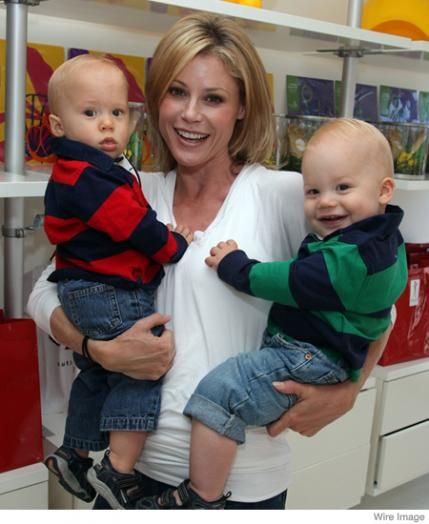 Modern Family actress Julie Bowen has mastered the "double football hold" to breastfeed her baby boys John and Gus simultaneously. Bowen, who also has an older son Oliver with real estate investor husband Scott Phillips, captured a shot to show the audience of The View, but the producers nixed it. Fortunately, George Lopez was more than happy to show a blown-up version in the background of his interview with Bowen. "Those twins are lucky," he told her. Mom Holding Twins, Celebrity Mom Style, Celebrity Twins, Twin Day, Adoptive Mom, Famous Moms, Twin Photos, Julie Bowen, Mom Party